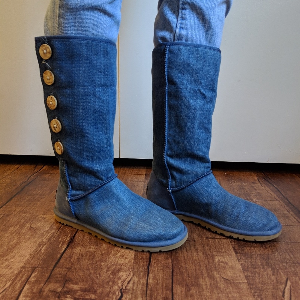 EUC Denim button Uggs size 6!
